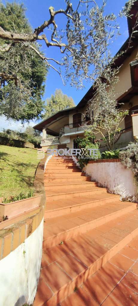 casa indipendente in vendita a Carrara in zona Bonascola
