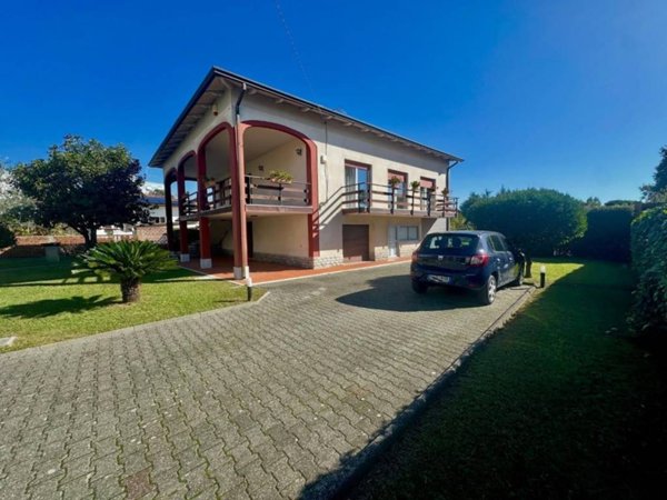 casa indipendente in vendita a Carrara in zona Avenza