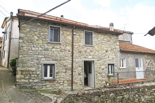 casa indipendente in vendita a Casola in Lunigiana