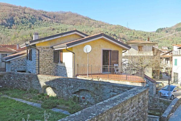 casa indipendente in vendita a Casola in Lunigiana
