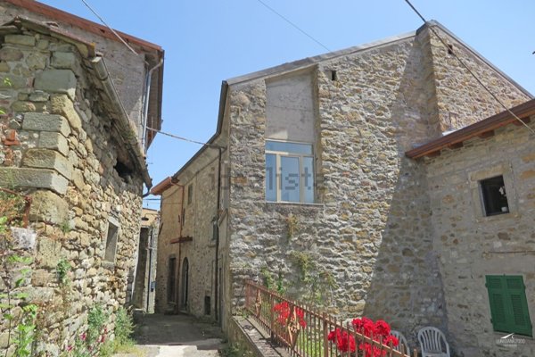 casa indipendente in vendita a Casola in Lunigiana in zona Luscignano