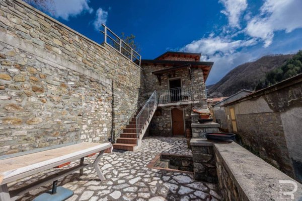 casa indipendente in vendita a Casola in Lunigiana