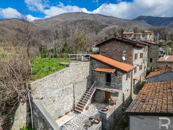 casa indipendente in vendita a Casola in Lunigiana