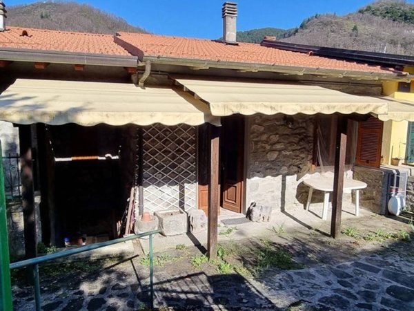 casa indipendente in vendita a Casola in Lunigiana