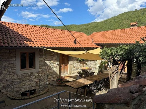 casa indipendente in vendita a Casola in Lunigiana