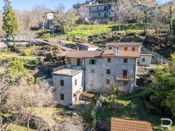 casa indipendente in vendita a Casola in Lunigiana