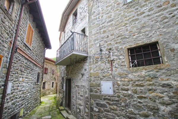 casa indipendente in vendita a Casola in Lunigiana