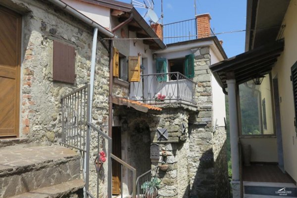 casa indipendente in vendita a Casola in Lunigiana