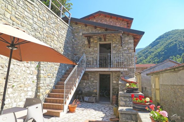 casa semindipendente a Casola in Lunigiana in zona Castello di Regnano