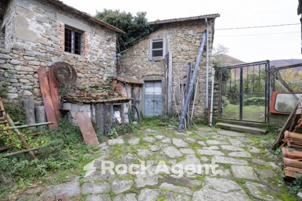 casa indipendente in vendita a Casola in Lunigiana