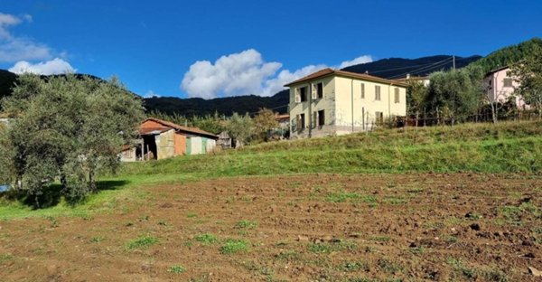 casa indipendente in vendita a Casola in Lunigiana