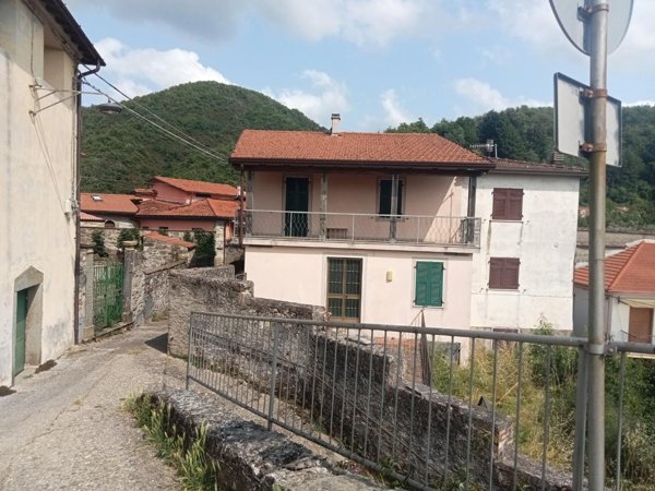 casa indipendente in vendita a Casola in Lunigiana in zona Casciana