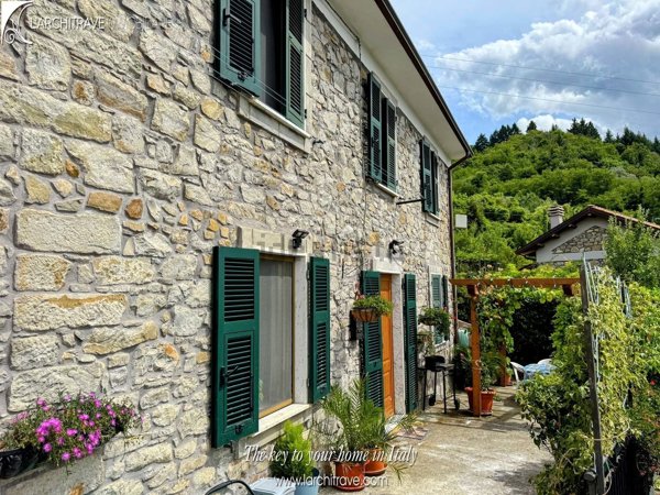 casa indipendente in vendita a Casola in Lunigiana