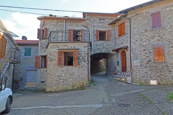 casa indipendente in vendita a Casola in Lunigiana in zona Argigliano