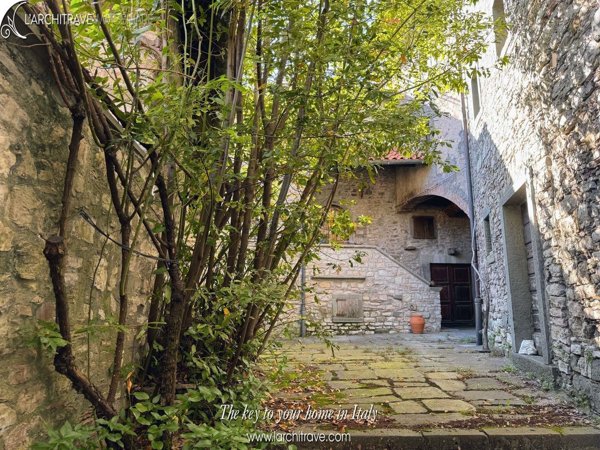 casa indipendente in vendita a Comano