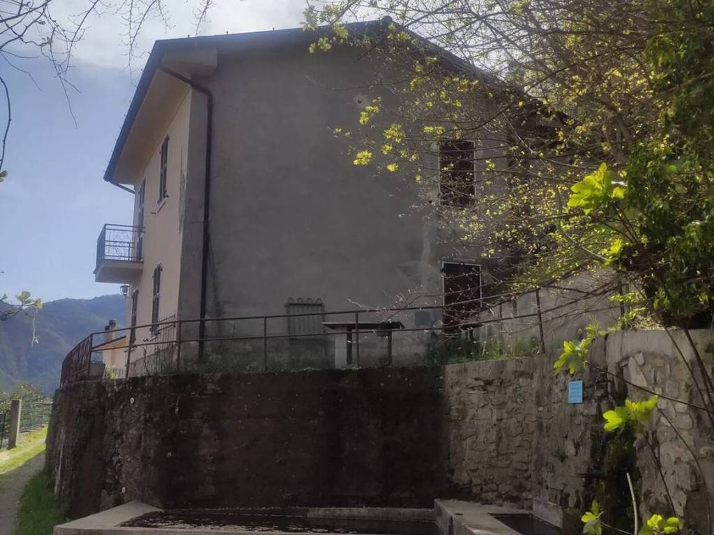 casa indipendente in vendita a Comano