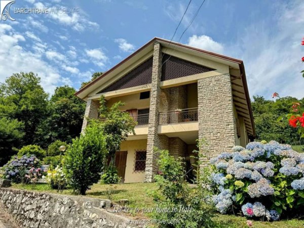 casa indipendente in vendita a Comano