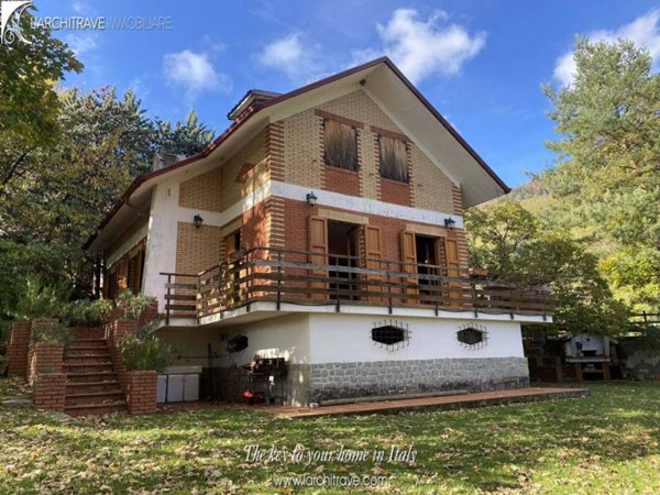 casa indipendente in vendita a Comano