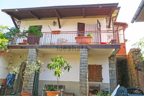 casa indipendente in vendita a Comano