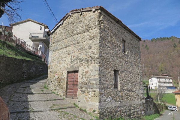 casale in vendita a Comano