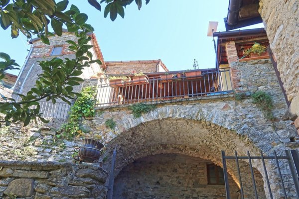 casa indipendente in vendita a Comano