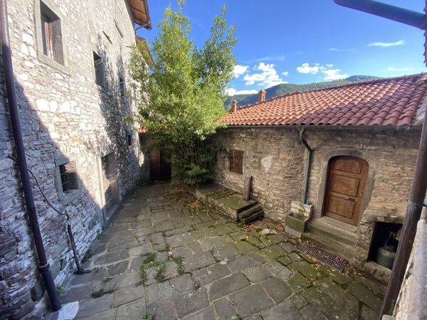 casa indipendente in vendita a Comano