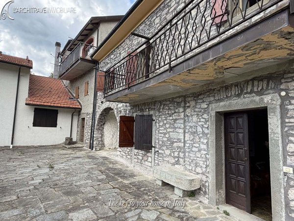 casa indipendente in vendita a Comano