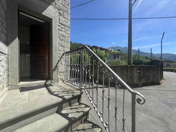 casa indipendente in vendita a Comano