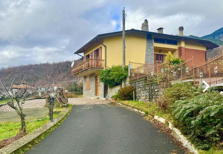 casa indipendente in vendita a Comano