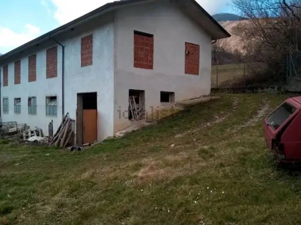 casale in vendita a Comano