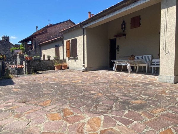 casa indipendente in vendita a Filattiera in zona Caprio