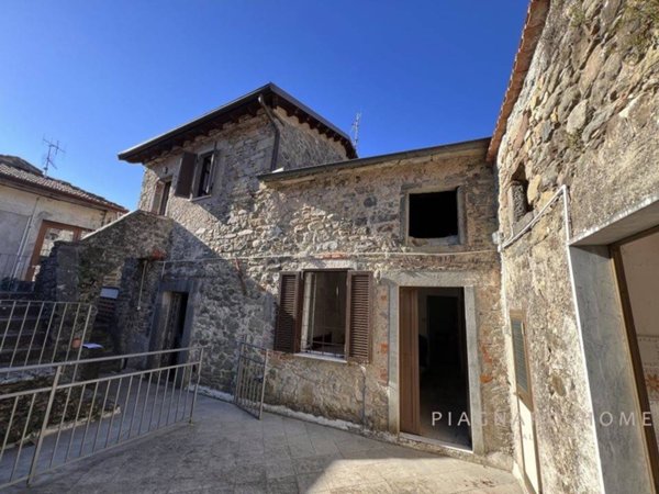 casa indipendente in vendita a Filattiera in zona Caprio