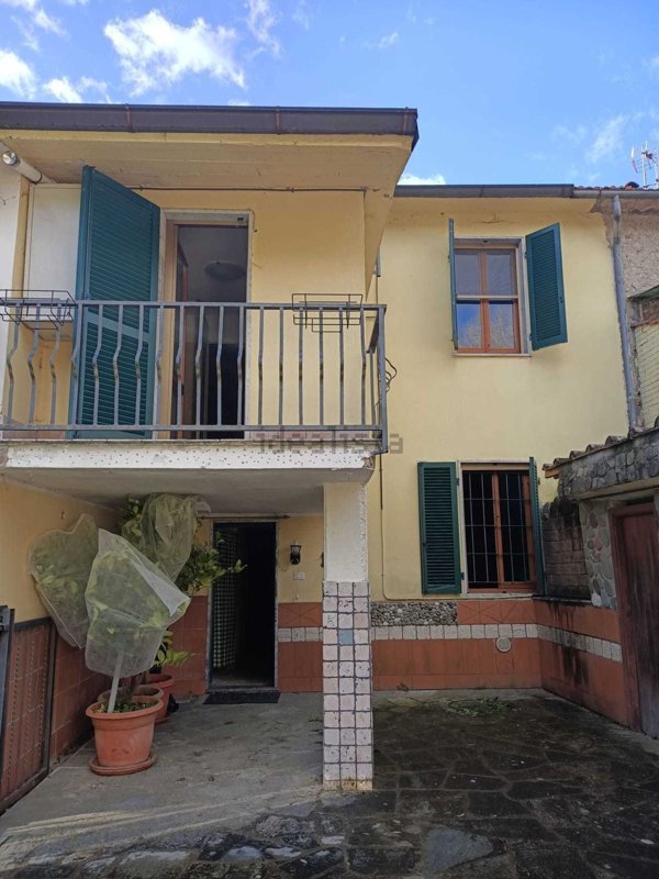 casa indipendente in vendita a Filattiera in zona Caprio