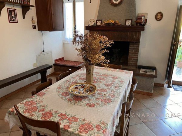 casa indipendente in vendita a Filattiera in zona Caprio