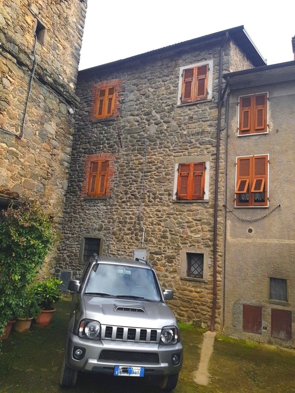 quadrivano in vendita a Filattiera in zona Caprio