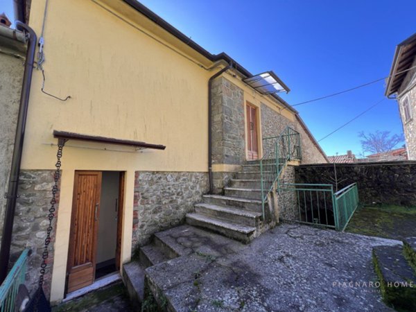 casa indipendente in vendita a Filattiera in zona Caprio