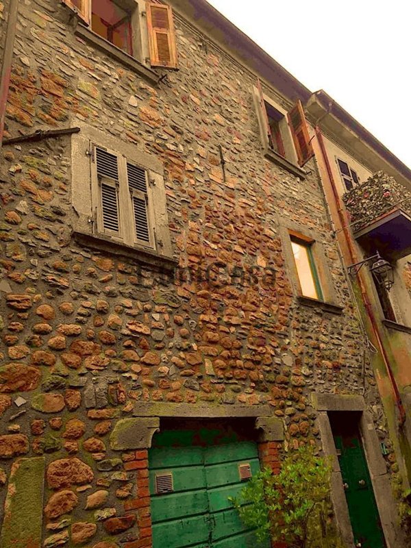 casa indipendente in vendita a Filattiera in zona Caprio