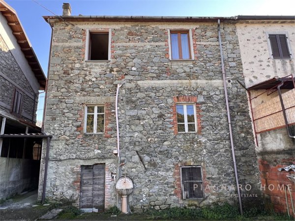 casa indipendente in vendita a Filattiera in zona Caprio