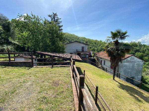 casa indipendente in vendita a Filattiera in zona Caprio