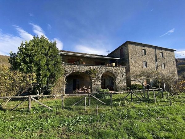 casale in vendita a Filattiera in zona Caprio
