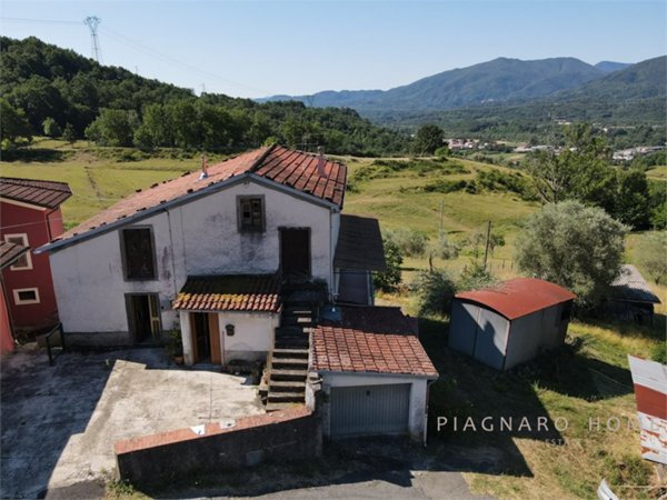 casa indipendente in vendita a Filattiera in zona Caprio