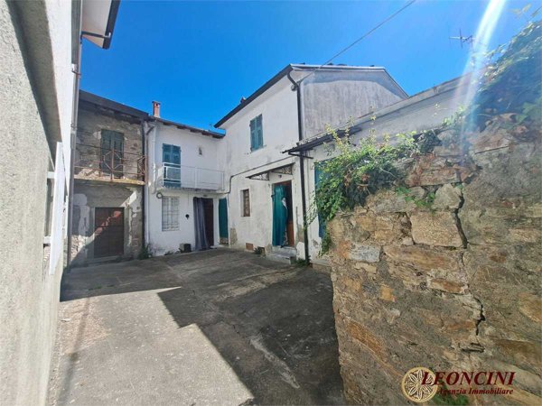 casa indipendente in vendita a Filattiera in zona Caprio
