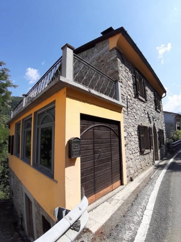 casa indipendente in vendita a Fivizzano in zona Verrucola