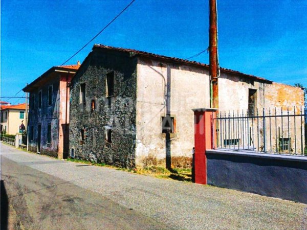 casa indipendente in vendita a Fivizzano in zona Ceserano
