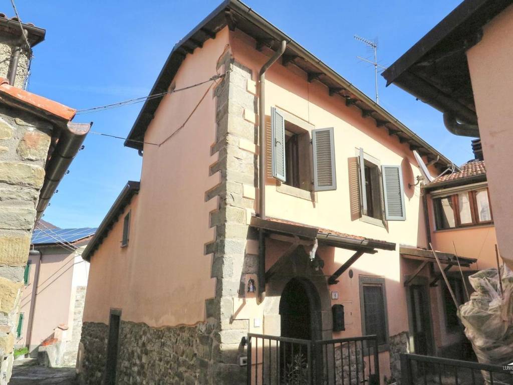 casa indipendente in vendita a Fivizzano in zona Collegnago
