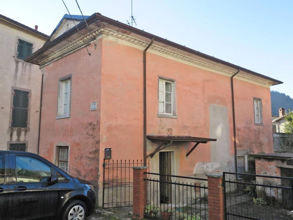 casa indipendente in vendita a Fivizzano in zona Posara