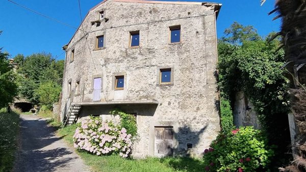 casa indipendente in vendita a Fivizzano