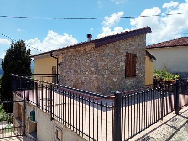 appartamento in vendita a Fivizzano in zona Collecchia