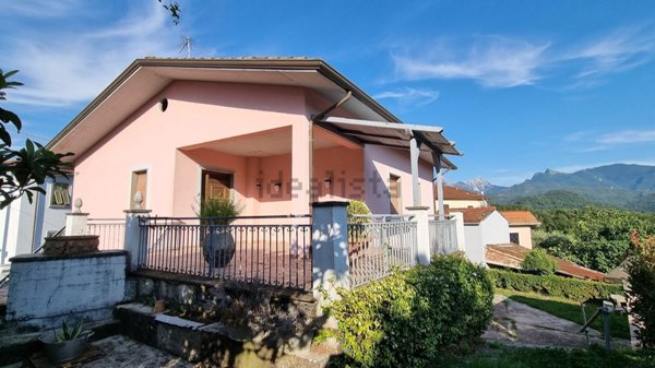 casa indipendente in vendita a Fivizzano
