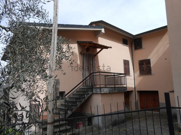 casa indipendente in vendita a Fivizzano